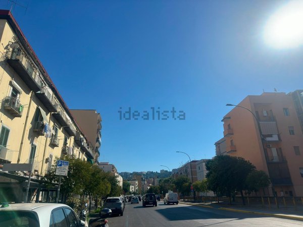 locale commerciale in affitto a Napoli in zona Fuorigrotta