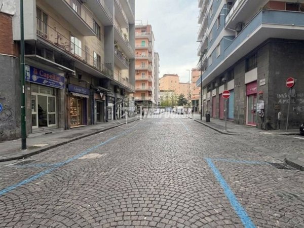 negozio in affitto a Napoli in zona Arenella