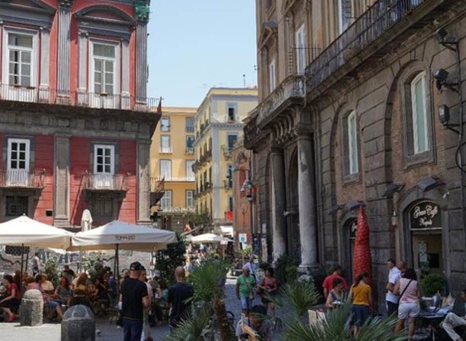 negozio in affitto a Napoli in zona Stella