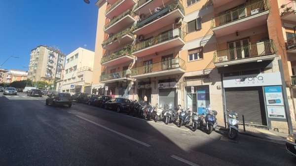 locale commerciale in affitto a Napoli in zona Arenella
