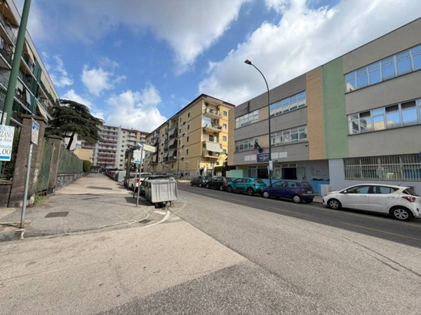 locale commerciale in affitto a Napoli in zona Fuorigrotta