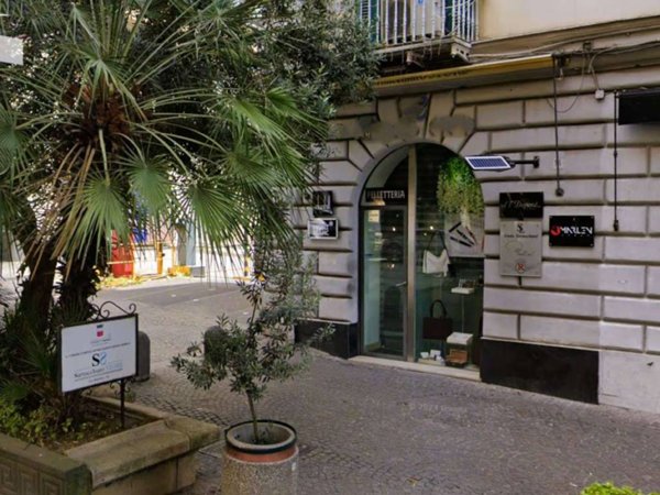 negozio in affitto a Napoli in zona Vomero