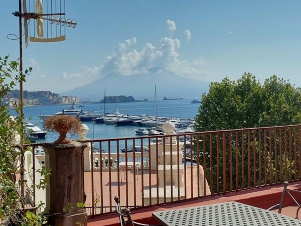appartamento in affitto a Napoli in zona Chiaia