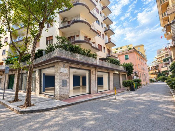 locale commerciale in affitto a Napoli in zona Arenella