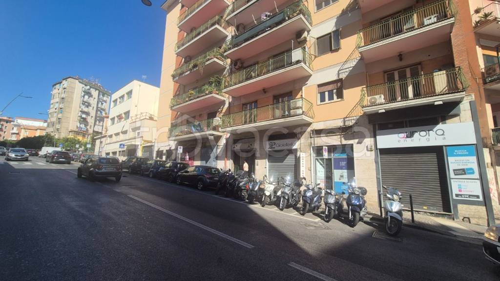 locale commerciale in affitto a Napoli in zona Arenella
