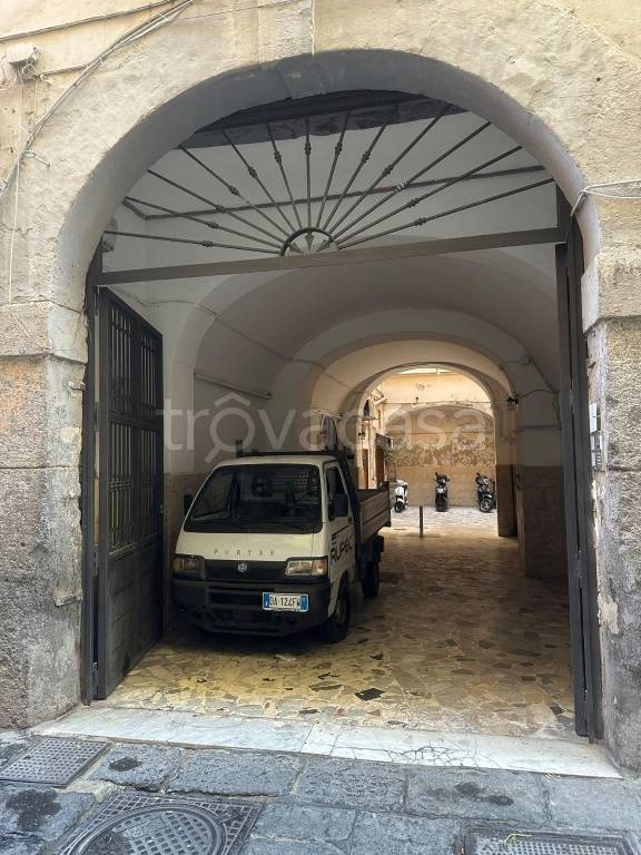 locale commerciale in affitto a Napoli in zona Chiaia