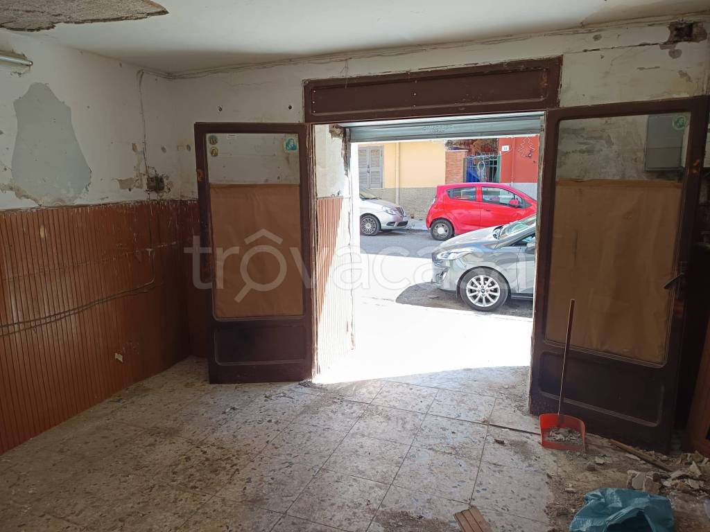 locale di sgombero in affitto a Napoli in zona Bagnoli