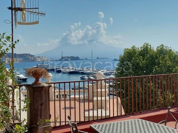 appartamento in affitto a Napoli in zona Chiaia