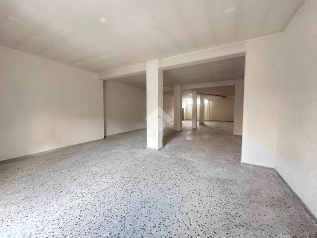 locale commerciale in affitto a Napoli in zona Secondigliano
