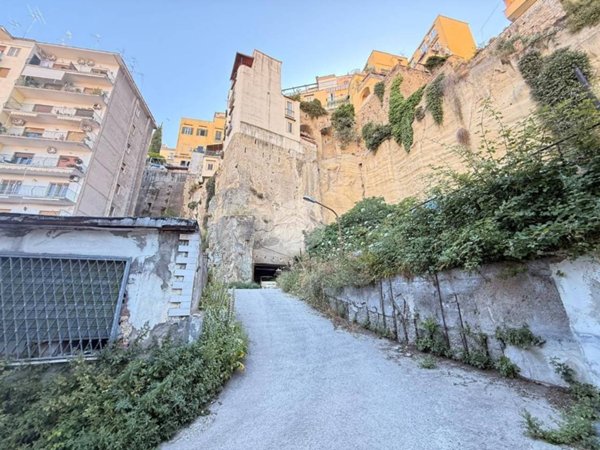 locale di sgombero in affitto a Napoli in zona Montecalvario