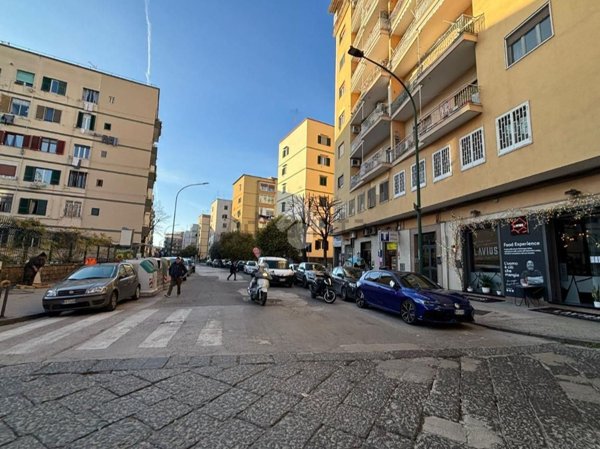 locale commerciale in affitto a Napoli in zona Arenella