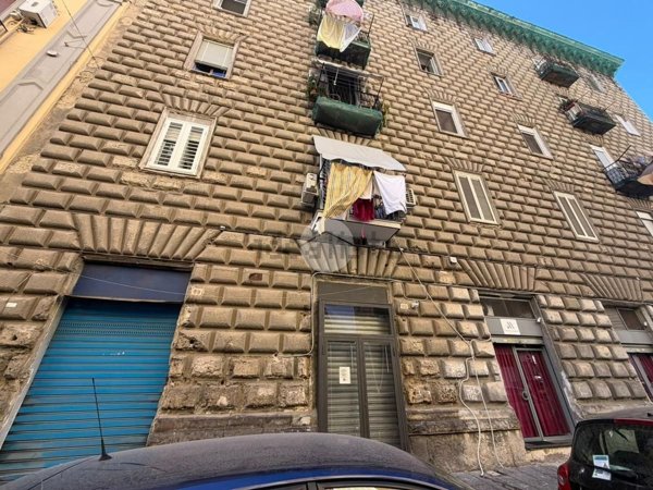 negozio in affitto a Napoli in zona Vicaria