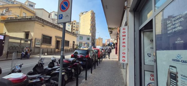 locale commerciale in affitto a Napoli in zona Arenella
