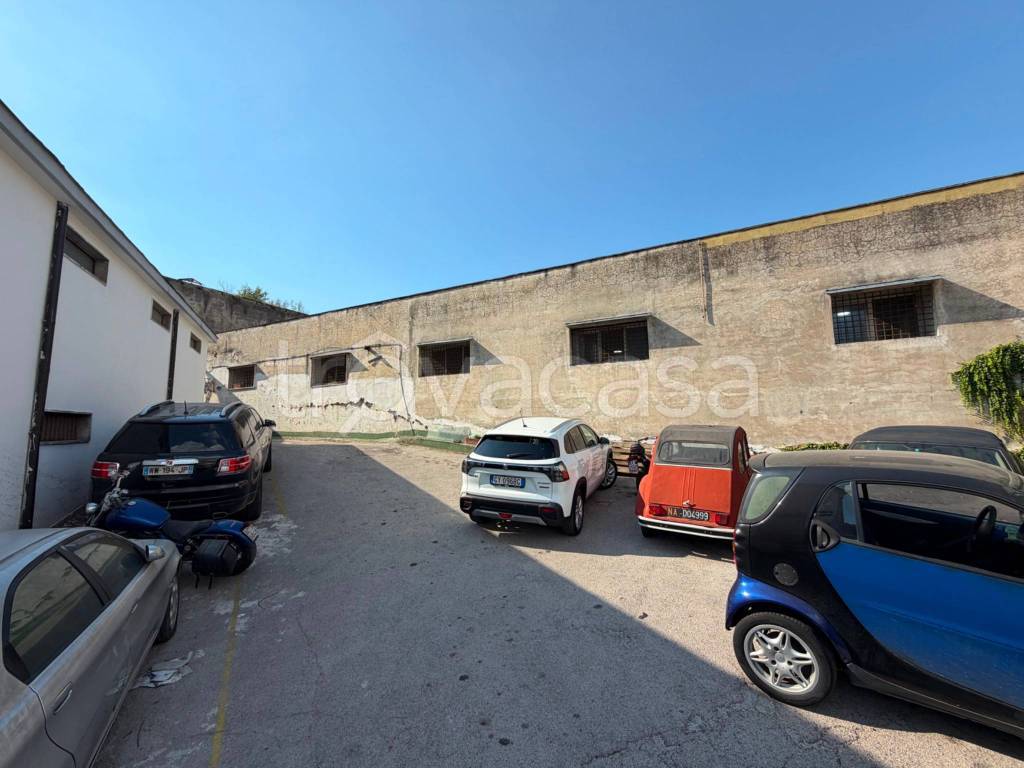 locale commerciale in affitto a Napoli in zona Capodichino