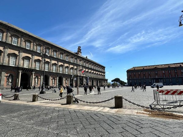 locale commerciale in affitto a Napoli in zona Chiaia