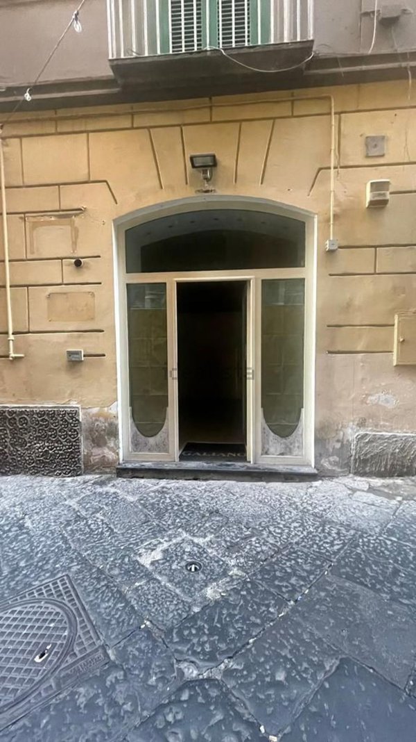 locale commerciale in affitto a Napoli in zona Chiaia
