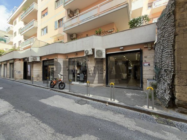 locale commerciale in affitto a Napoli in zona Vomero