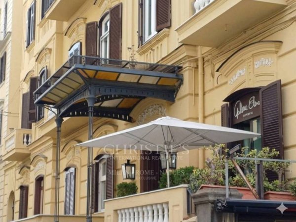 appartamento in affitto a Napoli in zona Chiaia