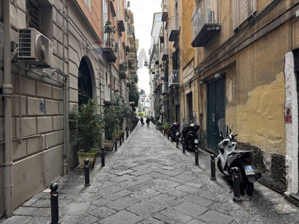 locale commerciale in affitto a Napoli in zona Chiaia