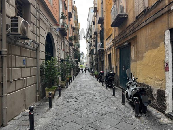 locale commerciale in affitto a Napoli in zona Chiaia