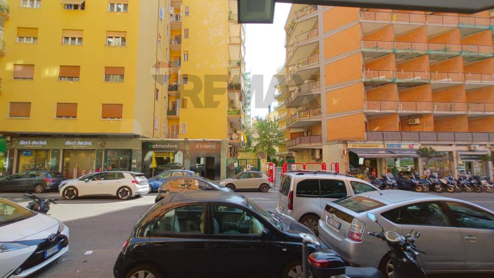 locale commerciale in affitto a Napoli in zona Vomero