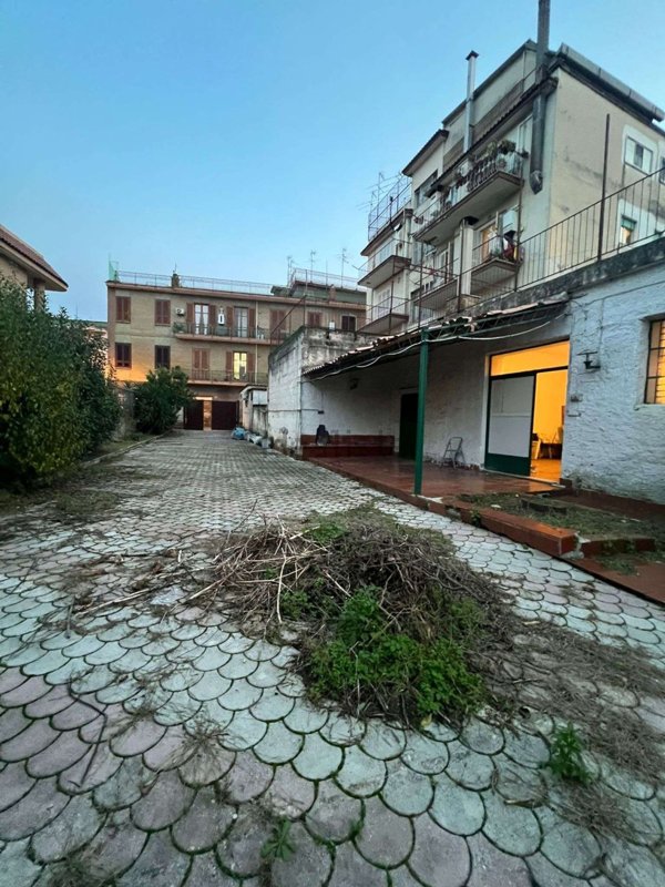 locale commerciale in affitto a Nola