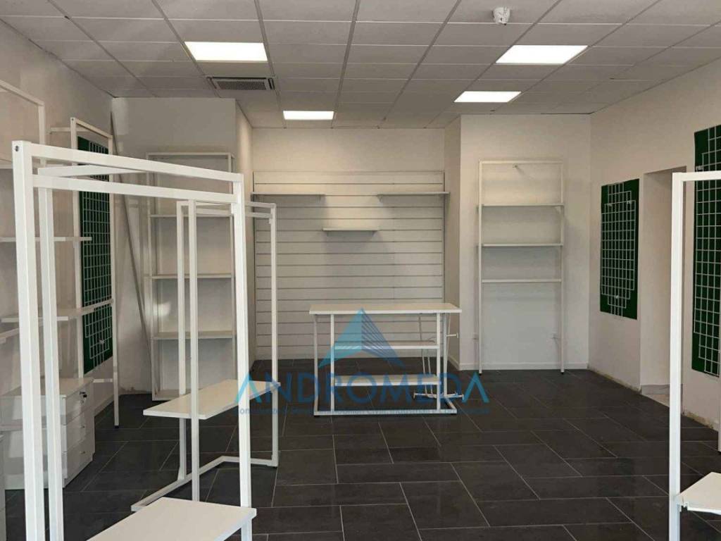 locale commerciale in affitto a Nola