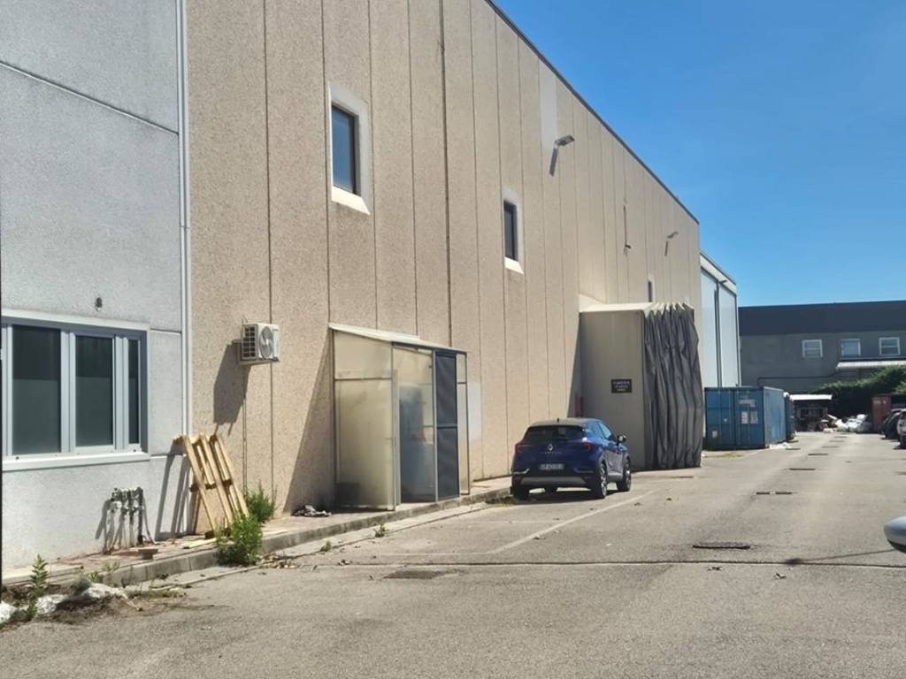 locale commerciale in affitto a Nola