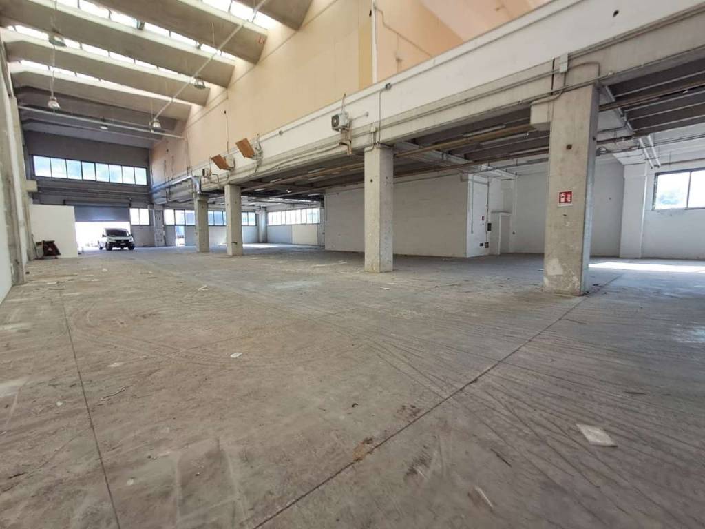 locale commerciale in affitto a Nola