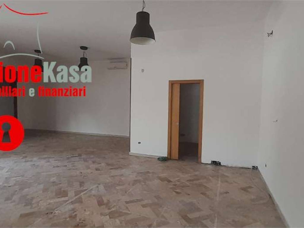 negozio in affitto a Nola