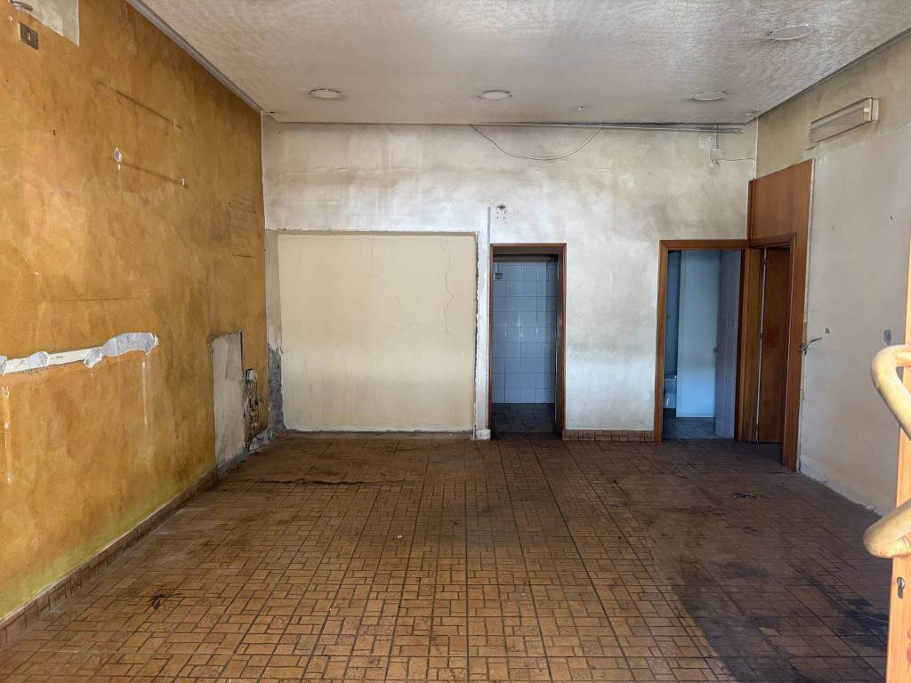 negozio in affitto a Nola in zona Casamarciano