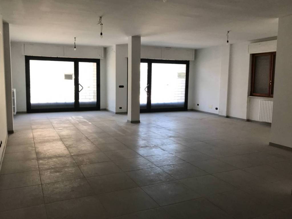 negozio in affitto a Palma Campania