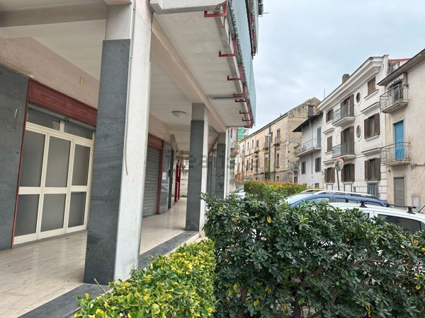 locale commerciale in affitto a Palma Campania