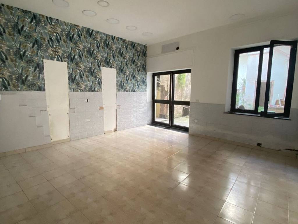 negozio in affitto a Palma Campania