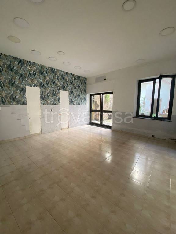 negozio in affitto a Palma Campania in zona Vico