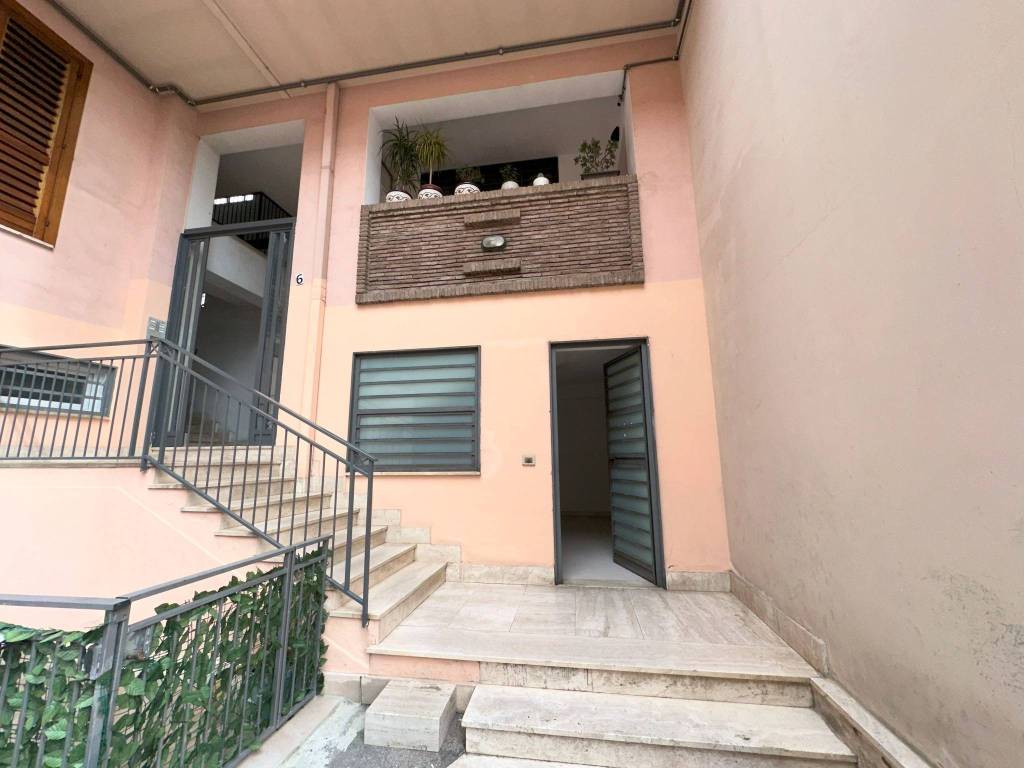 locale commerciale in affitto a Palma Campania