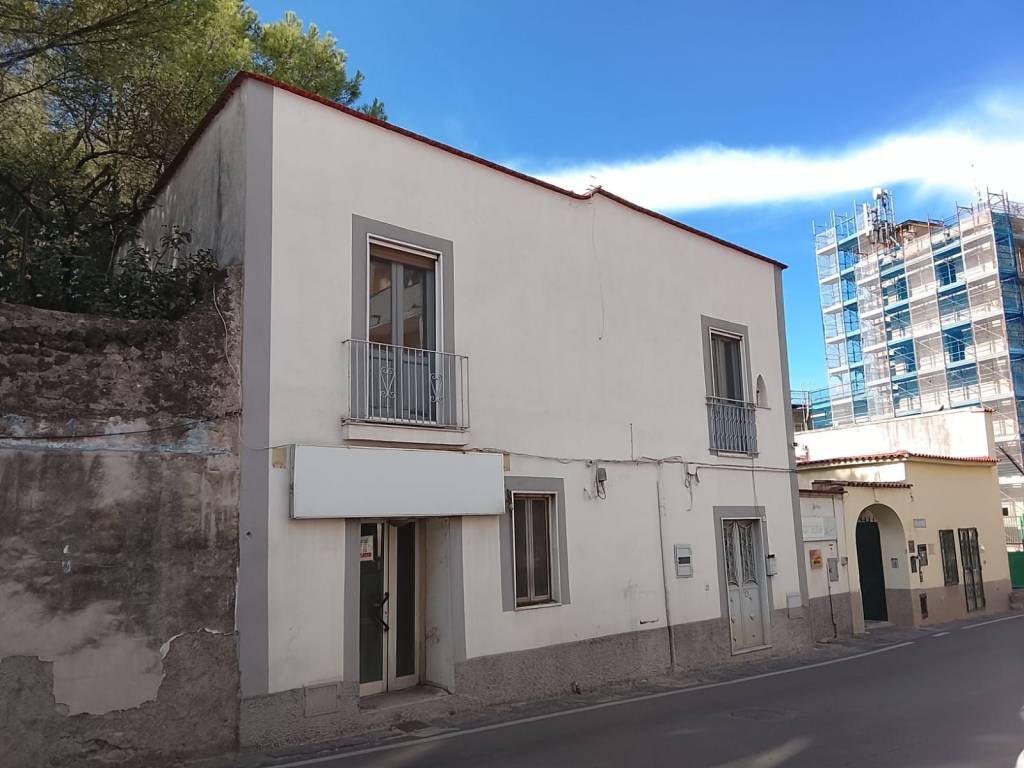 negozio in affitto a Pollena Trocchia