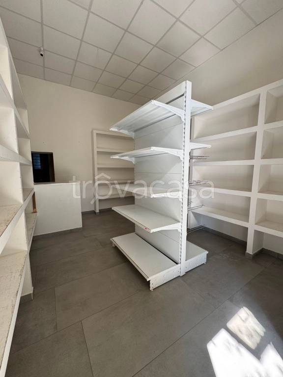 negozio in affitto a Pollena Trocchia