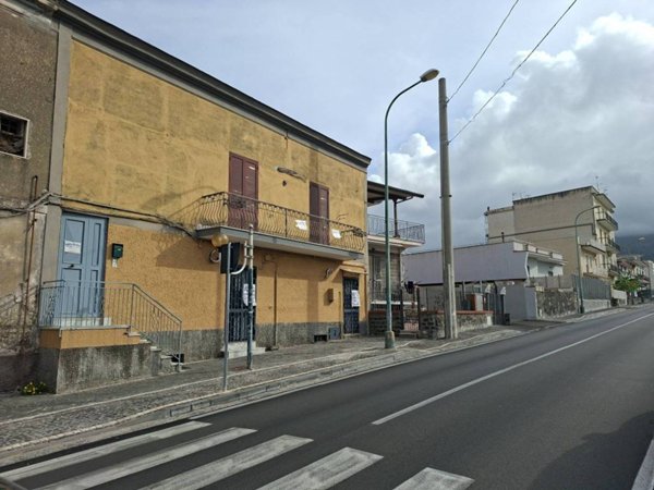 negozio in affitto a Pollena Trocchia