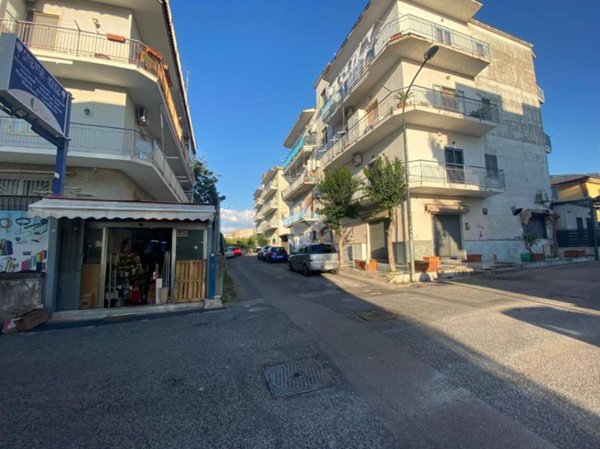 negozio in affitto a Pollena Trocchia