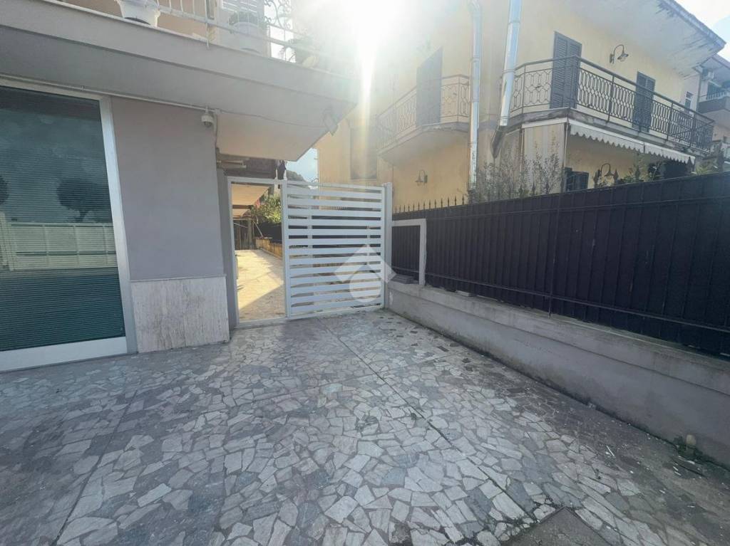 negozio in affitto a Pollena Trocchia