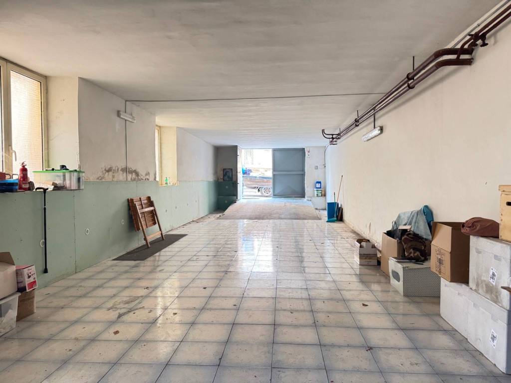 locale commerciale in affitto a Pollena Trocchia