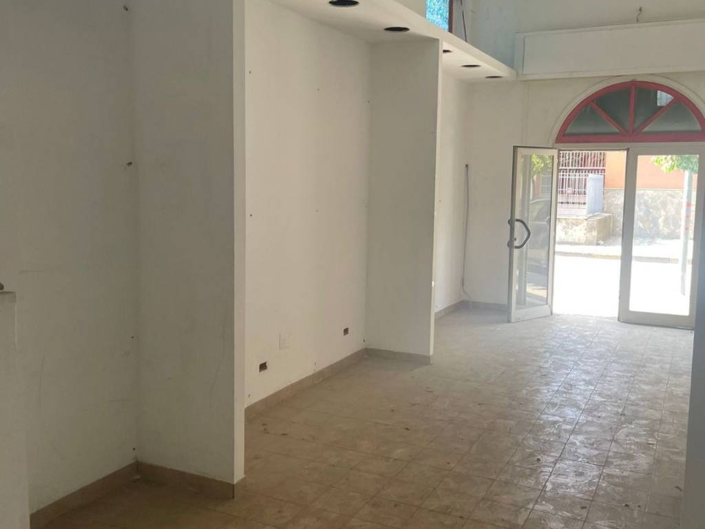 negozio in affitto a Pomigliano d'Arco