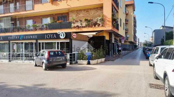 locale commerciale in affitto a Pomigliano d'Arco in zona Castello