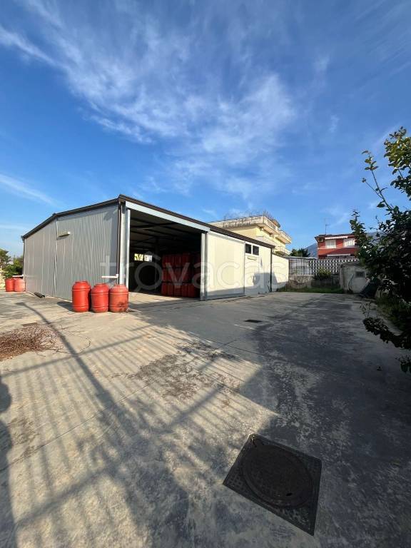 locale commerciale in affitto a Pomigliano d'Arco