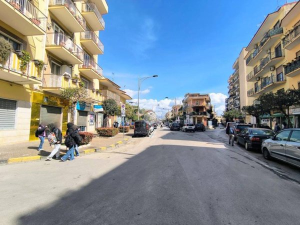 negozio in affitto a Pomigliano d'Arco