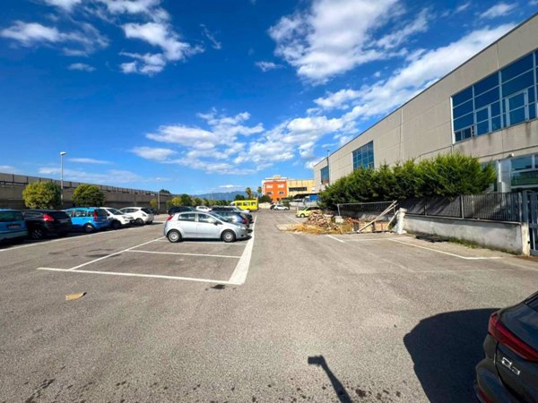 locale commerciale in affitto a Pomigliano d'Arco