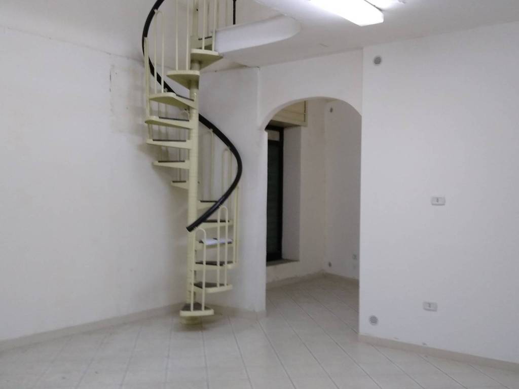 negozio in affitto a Pomigliano d'Arco