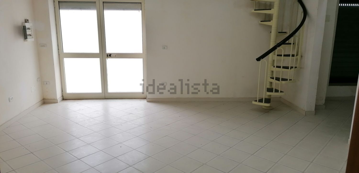 locale commerciale in affitto a Pomigliano d'Arco