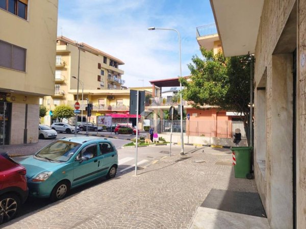 negozio in affitto a Pomigliano d'Arco